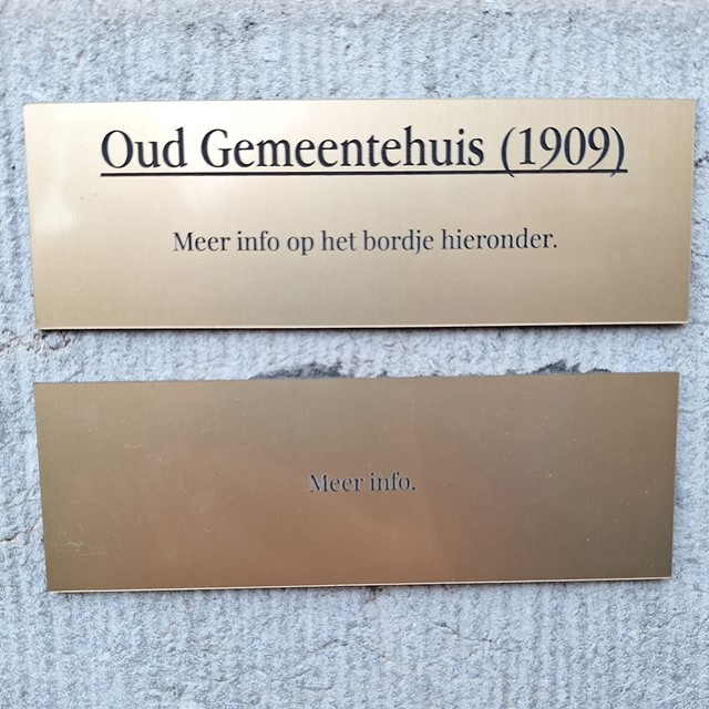 Bordjes en markeringen tijdens het wandelen