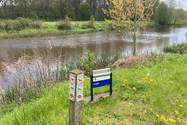 paaltje met wandelroutemarkering aan de Regge.