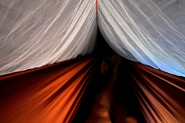 binnenkant van een kleine hangmat tent.