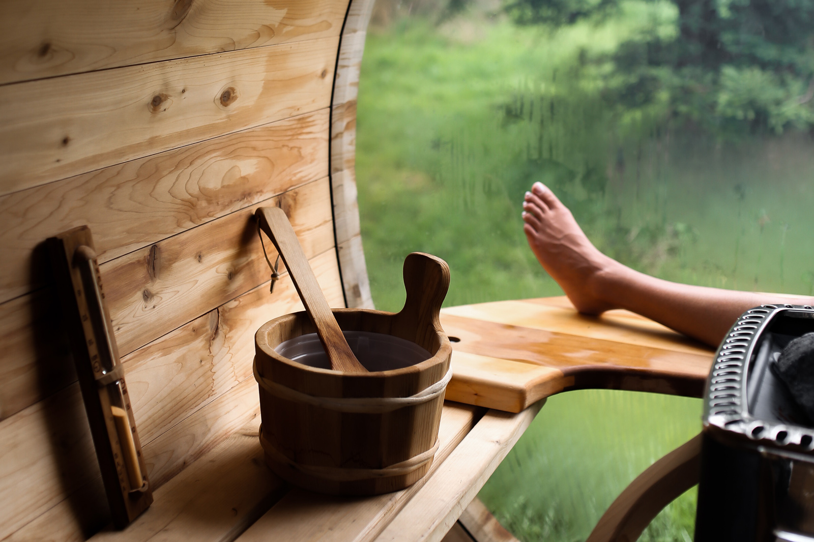 afbeelding van een voet en been in een sauna.