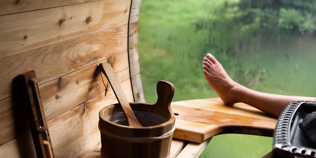 afbeelding van een voet en been in een sauna.