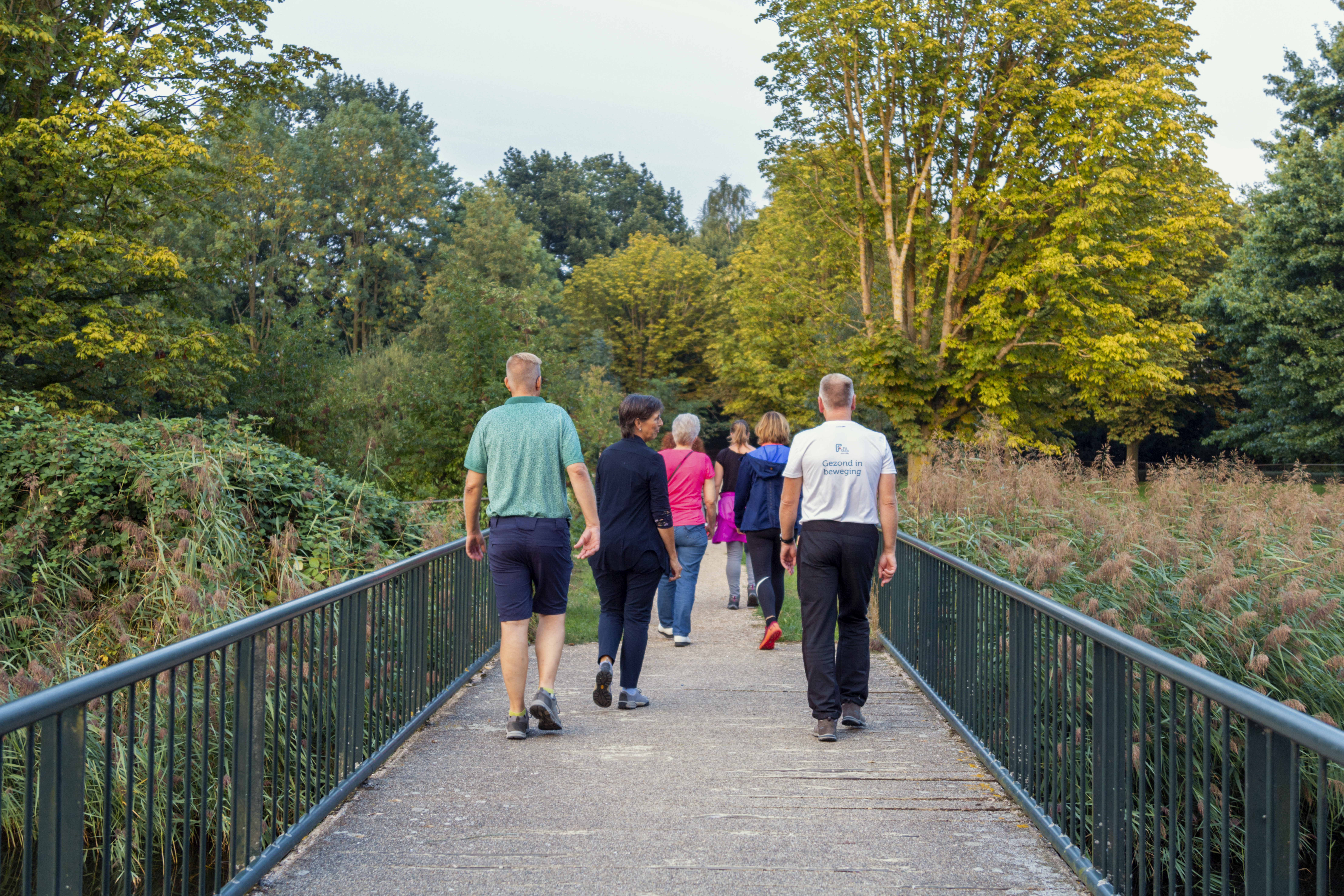 afbeelding van een groepje wandelaars met een trainer.