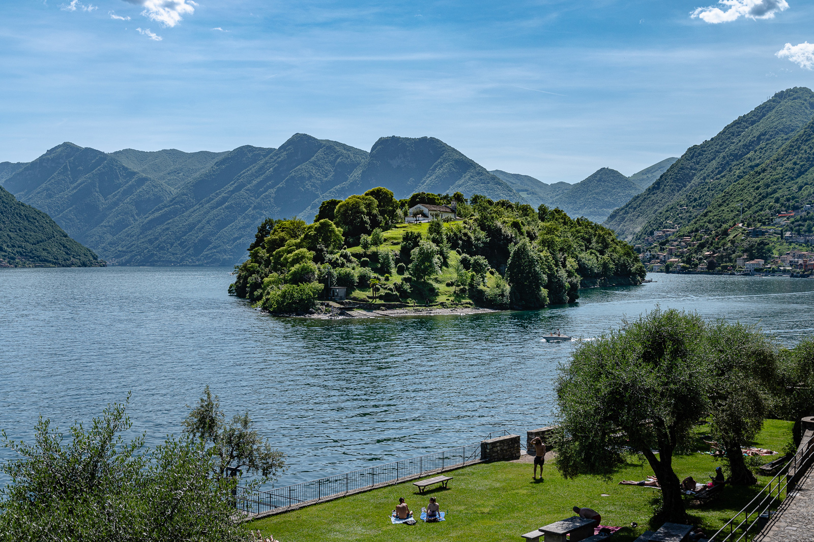 eiland en bergtoppen aan het Comomeer.