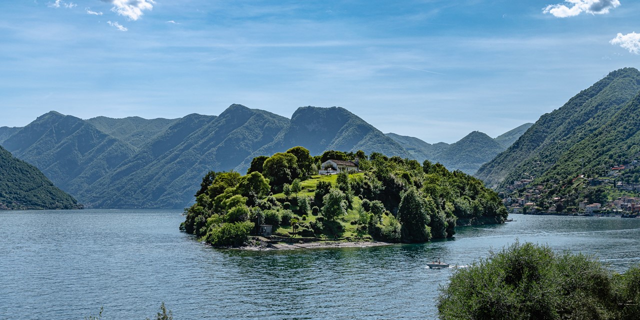 eiland en bergtoppen aan het Comomeer.