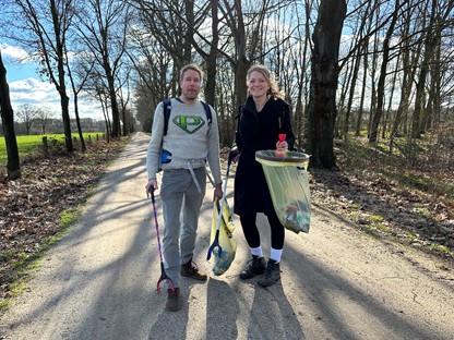 afbeelding van twee plandelaars op het Pieterpad.