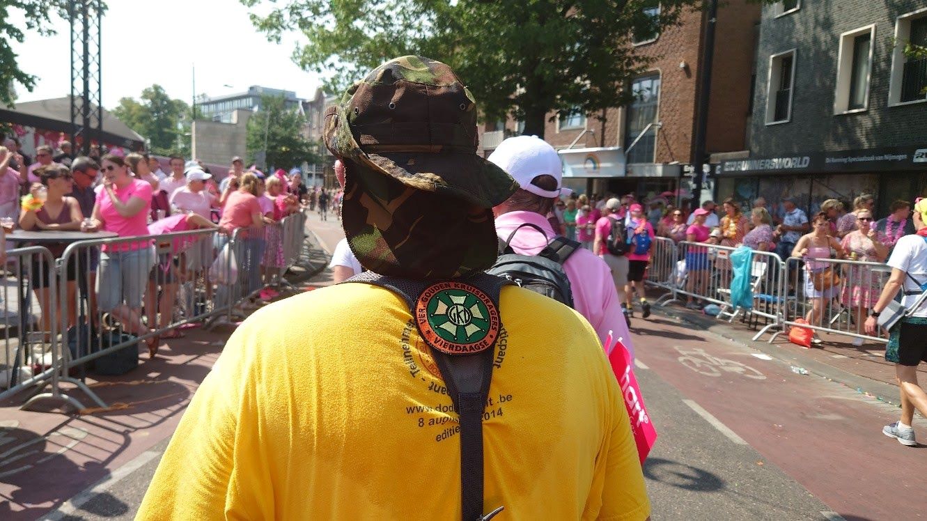 man met een patch van de Gouden Kruisdragers.