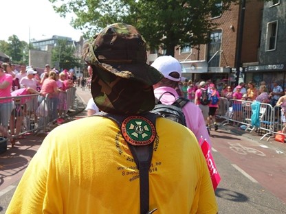 man met een patch van de Gouden Kruisdragers.