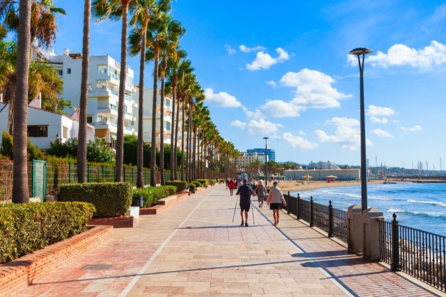Wandelen op de boulevard van Marbella.