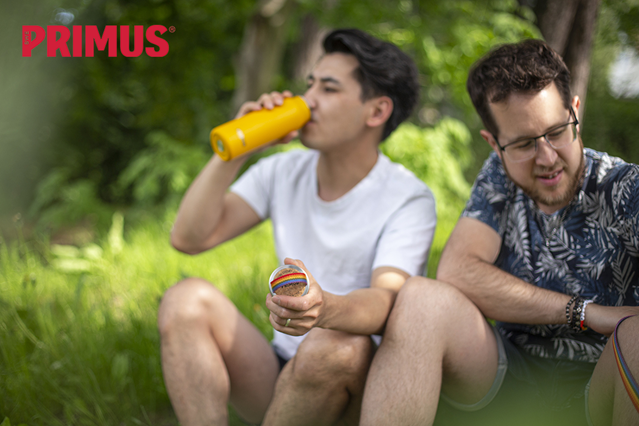 jongen drinkt uit gele Primus Klunken drinkfles