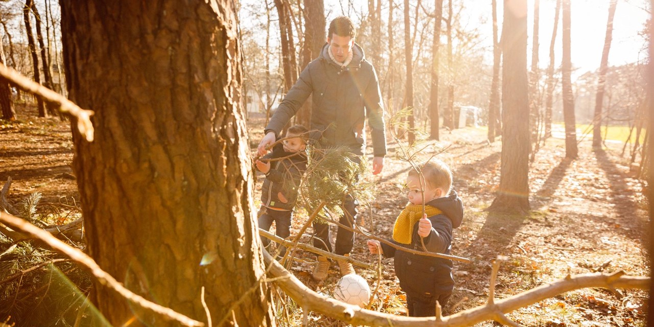 Gezin in het bos