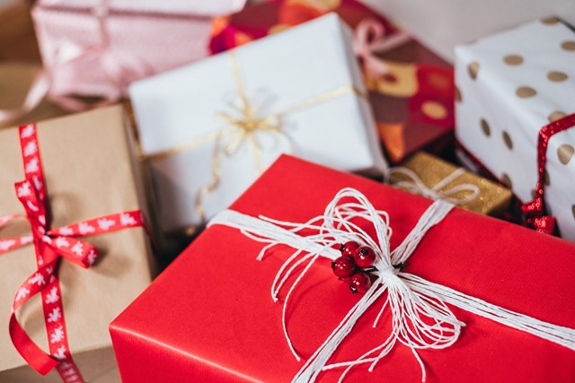 afbeelding van ingepakte cadeaus.