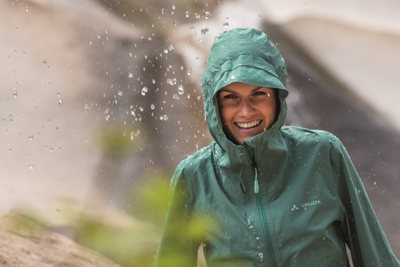 Vrouw draagt PFAS vrije regenjas van VAUDE in de regen, Korsika Gantzhorn