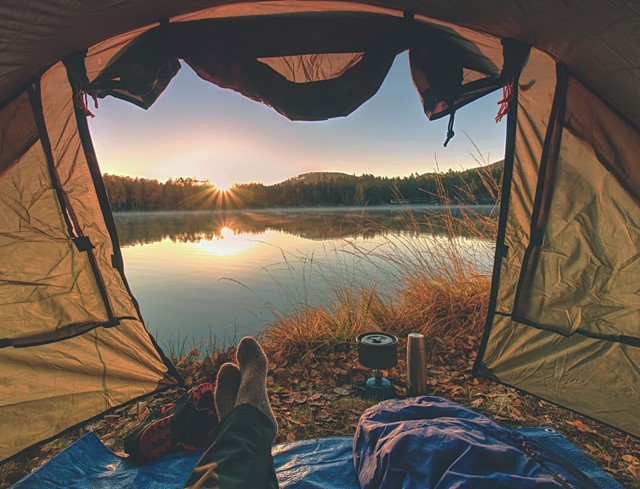 Uitzicht vanuit een tent op water