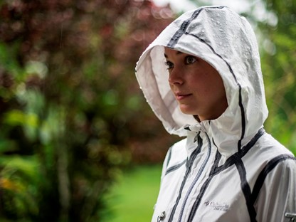 Wandeling door de natuur met regenjas in de regen