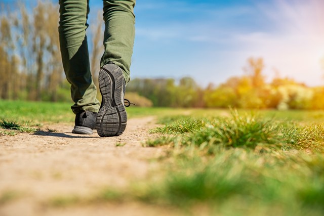 Hier moet je aan denken bij het wandelen op onverharde paden gras