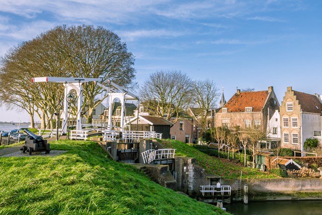 sluis en oude huizen in Schoonhoven.