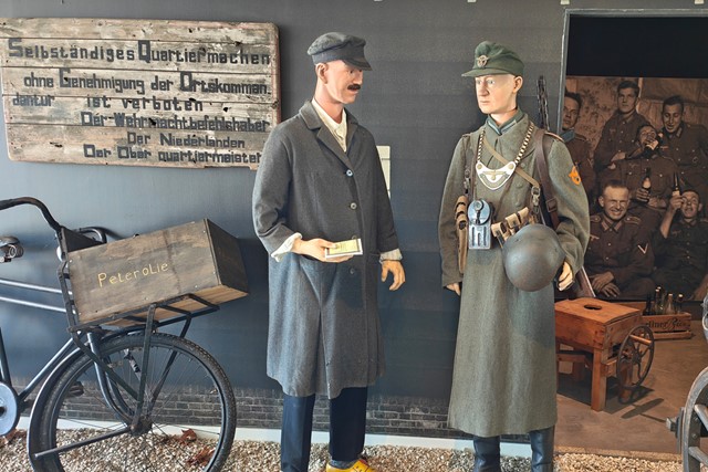 afbeelding van een setting met 2 poppen in het Bevrijdingsmuseum Zeeland.