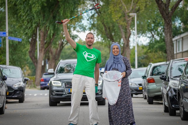 Plandelman en een vrouw plandelen samen op straat.
