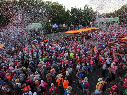 4Daagse lopers met confetti op de Wedren tijdens de 4Daagse.