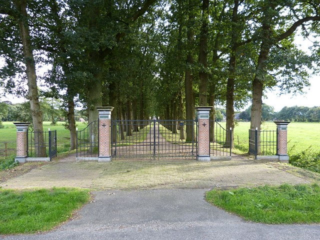 De oprijlaan van de Coendersborg