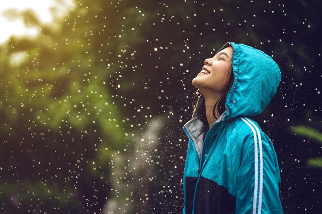 Wandelaar in de regen