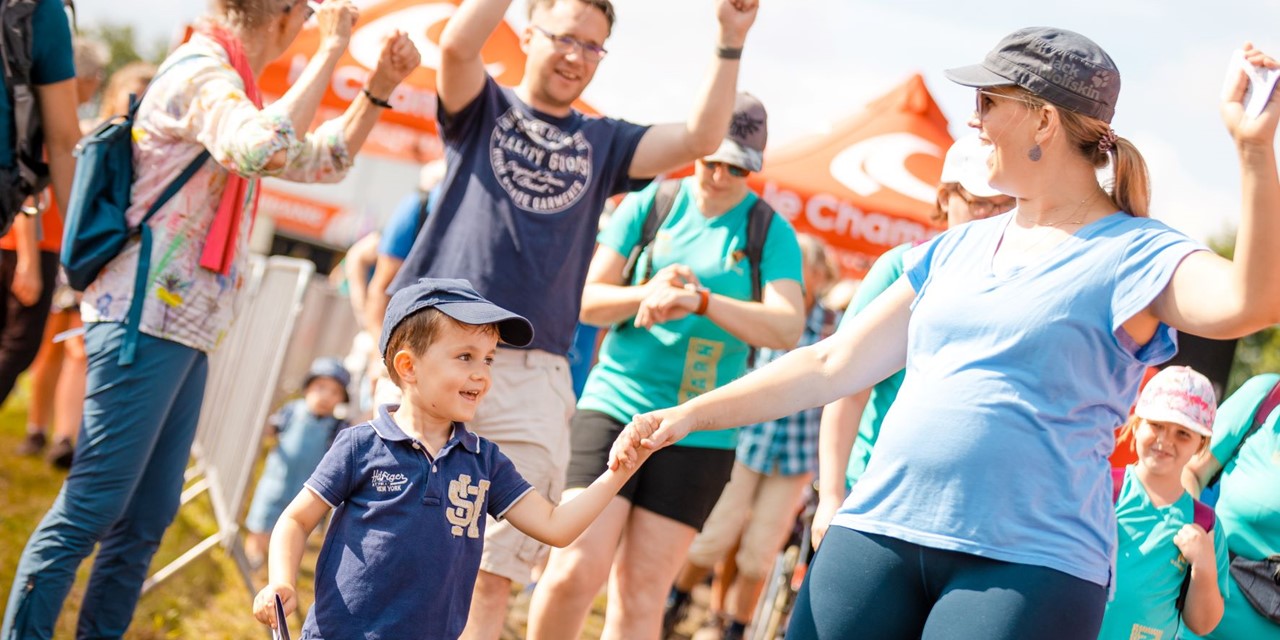 Blije vrouw en jongetje tijdens het Soester Wandelweekend.