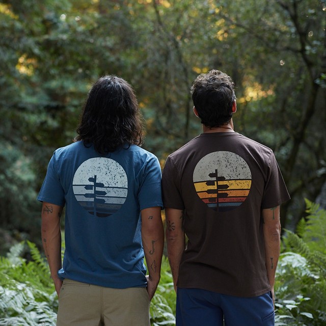 Twee mannen dragen de Sunset Tee Short Sleeve van Royal Robbins in de natuur.