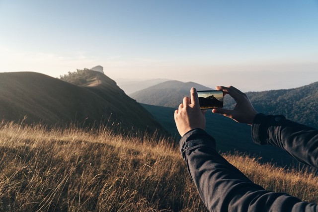 Houd je smartphone met twee handen vast