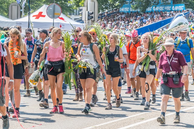 4Daagse wandelaars op de Via Gladiola (intocht)