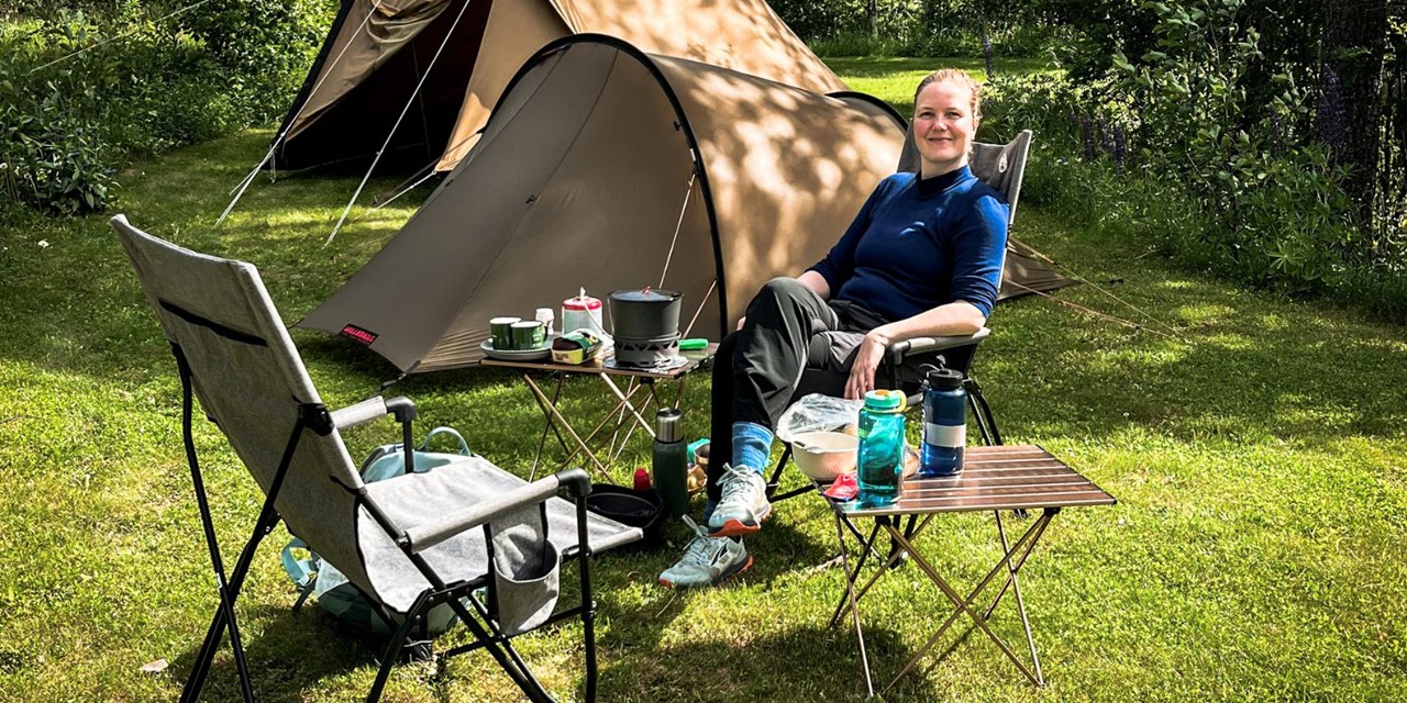 Smakelijk op pad met Primus: 2 gasbranders getest; Corine voor de tent met a van de gasbranders