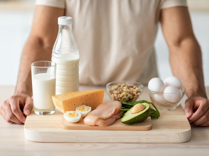 afbeelding van een plank vol eiwitrijk voedsel en drinken.