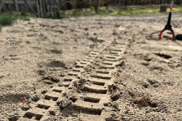 Plandelman Ontmoet De Boswachter Met Lippenstift: bandenspoor zand