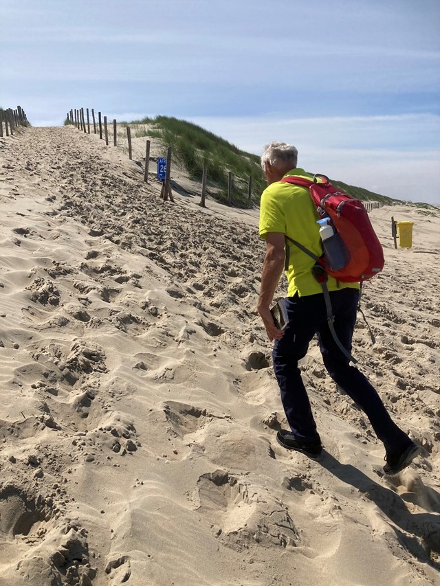 Ron onderwierp de Hanwag Banks Low aan een test in mul zand op het Kustpad