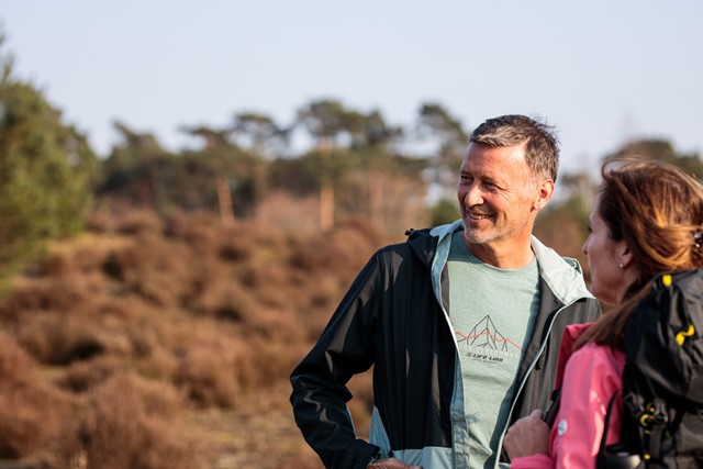 afbeelding van twee wandelaars in gesprek.