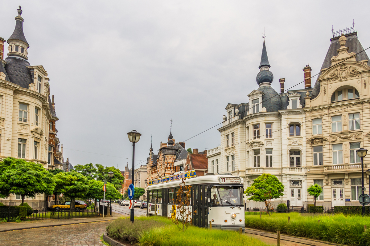 tram in Antwerpen tussen de oude panden.