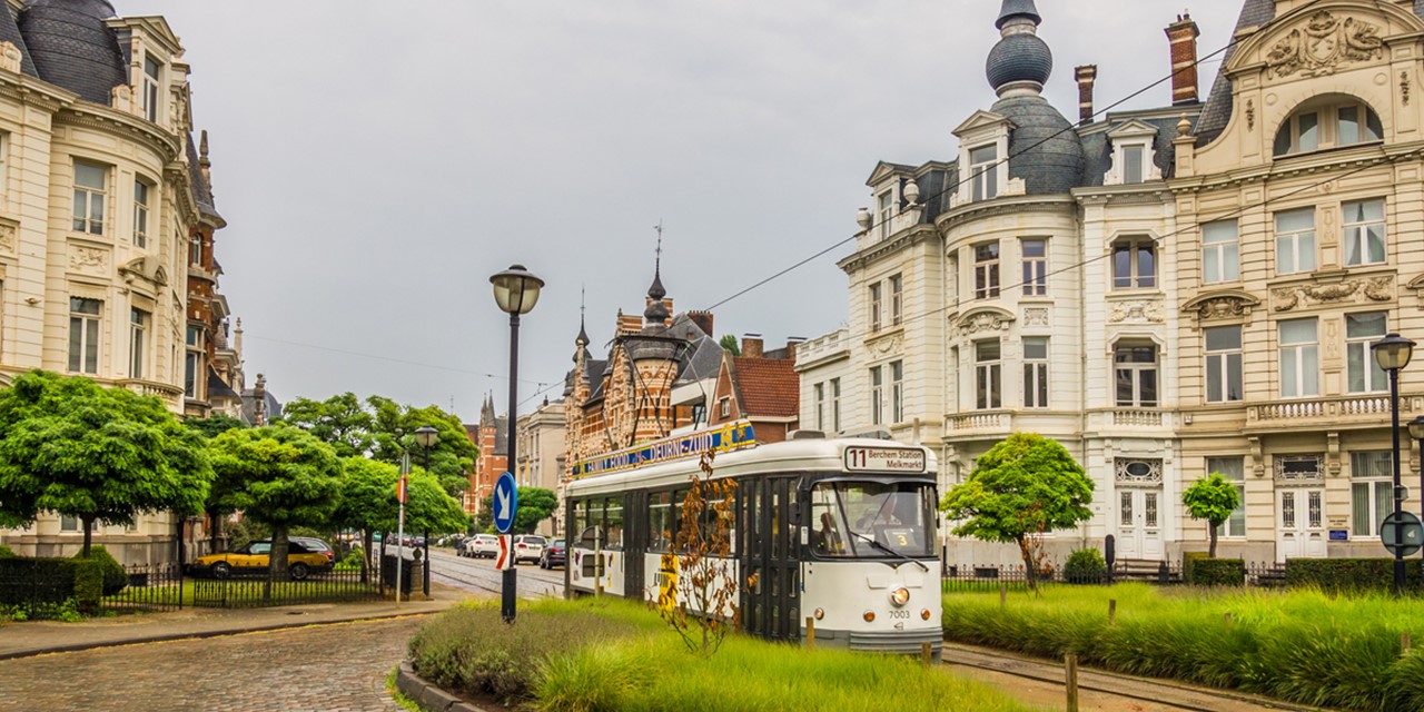 tram in Antwerpen tussen de oude panden.