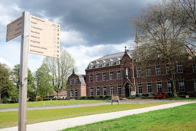 afbeelding van Landpark Assisië met een wegwijzer.