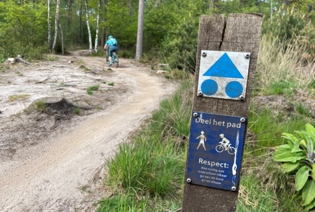 Bordjes En Markeringen Tijdens Het Wandelen Andere Weggebruikers