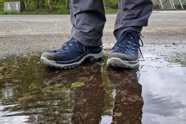Voor Jou Getest LOWA INNOVO Ws GTX; close up schoenen in plas water