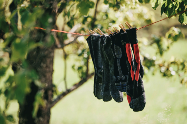 Stinkende wandelschoenen: 4 tips tegen nare geurtjes - wandelsokken