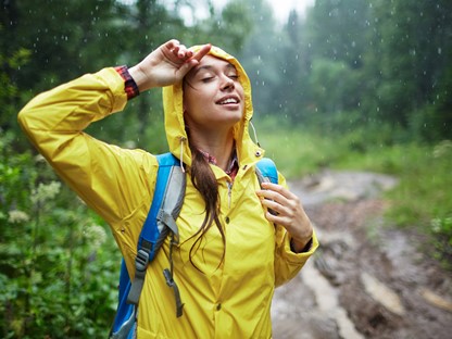 Afbeelding wandelaar in de regen