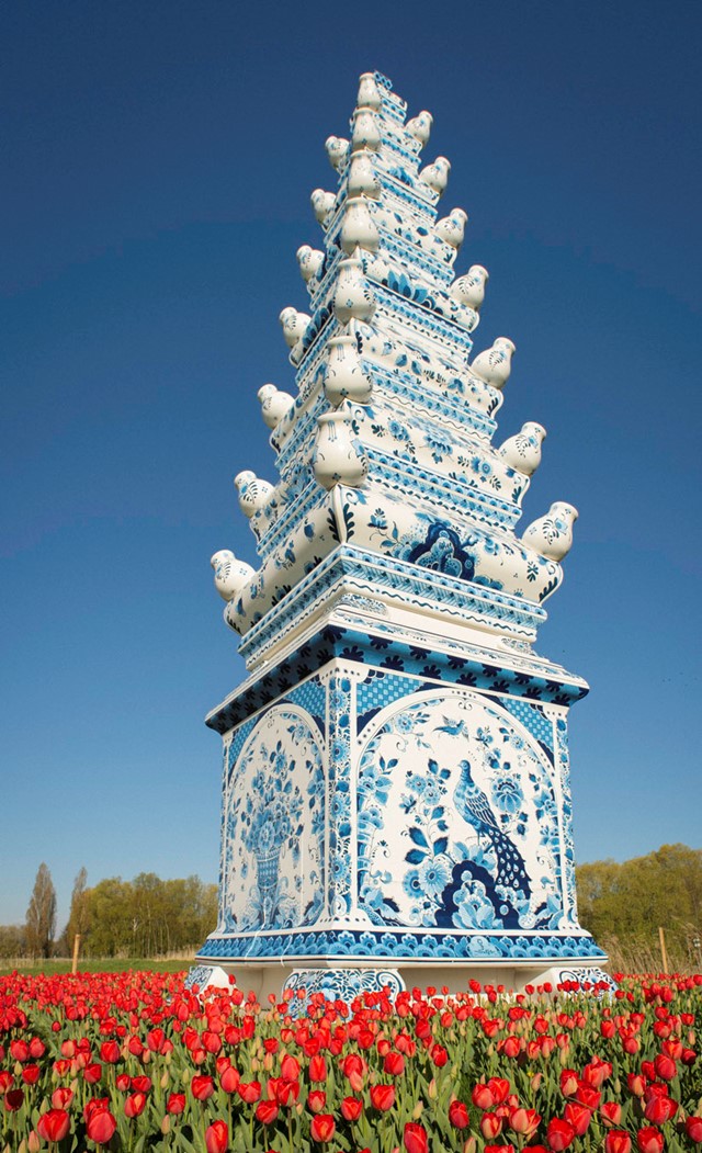 afbeelding van het kunstwerk de Tulpenpiramide in Delft.