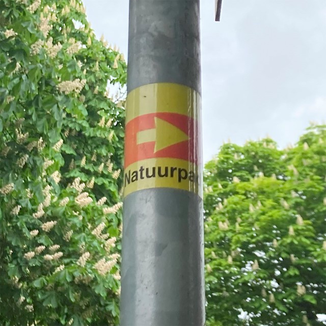 markering van het Stadsnatuurpad IJsselstein via een sticker op een lantaarnpaal.
