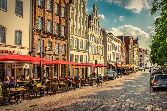 gevels en terrasjes in een straat in Lubeck.