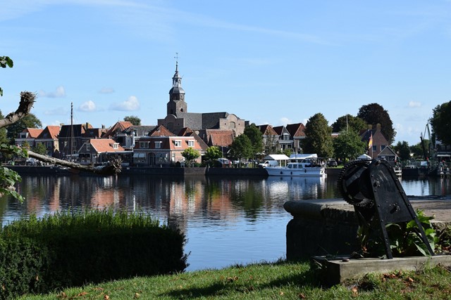 afbeelding van Blokzijl aan het water gelegen.