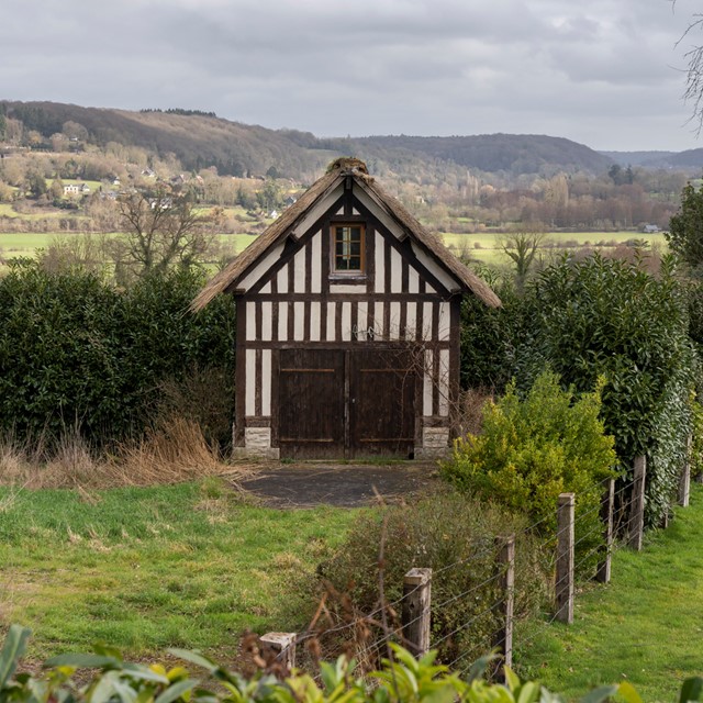 authentiek huisje in een glooiend natuurlandschap van Normandië.