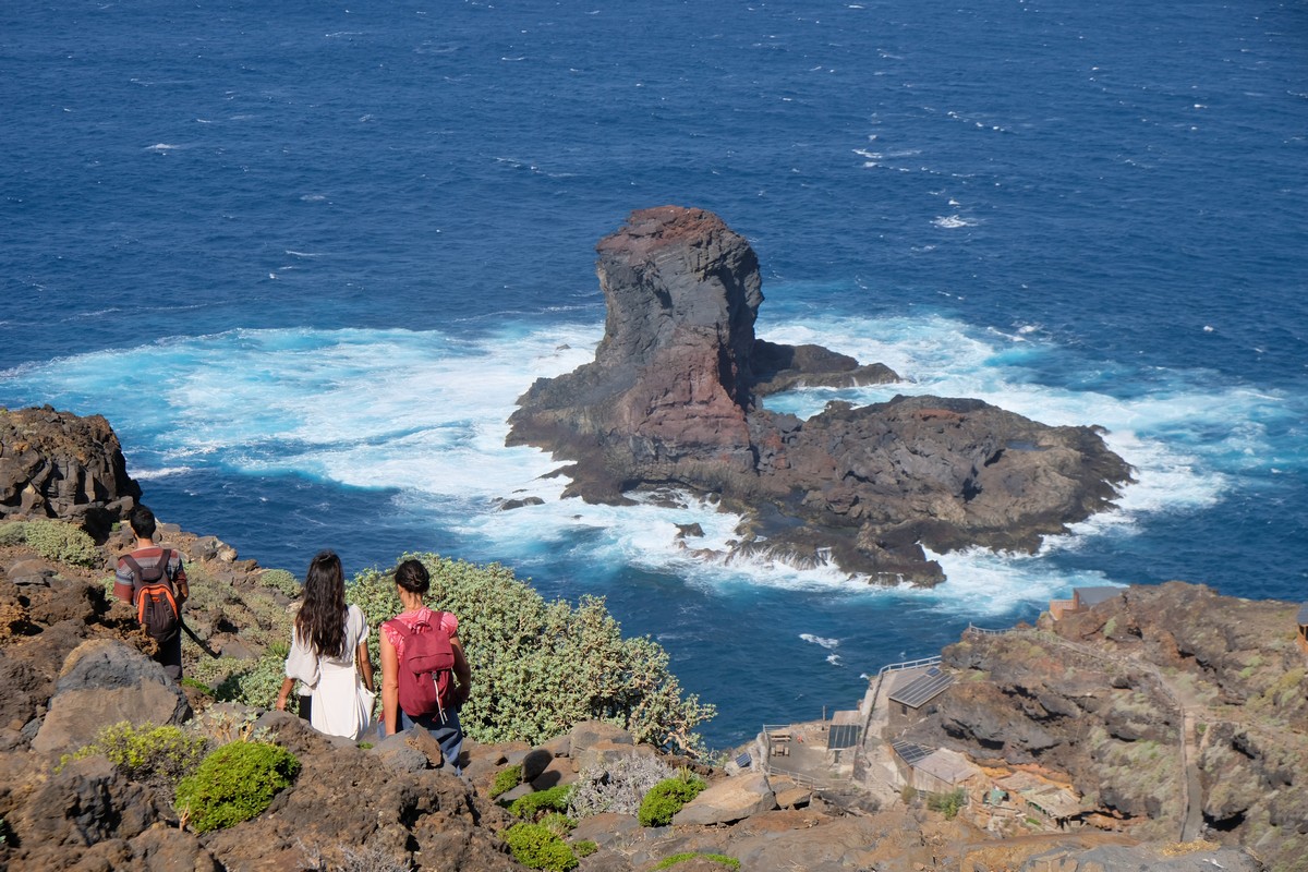 afbeelding van wandelaars aan de ruige kust van La Palma.