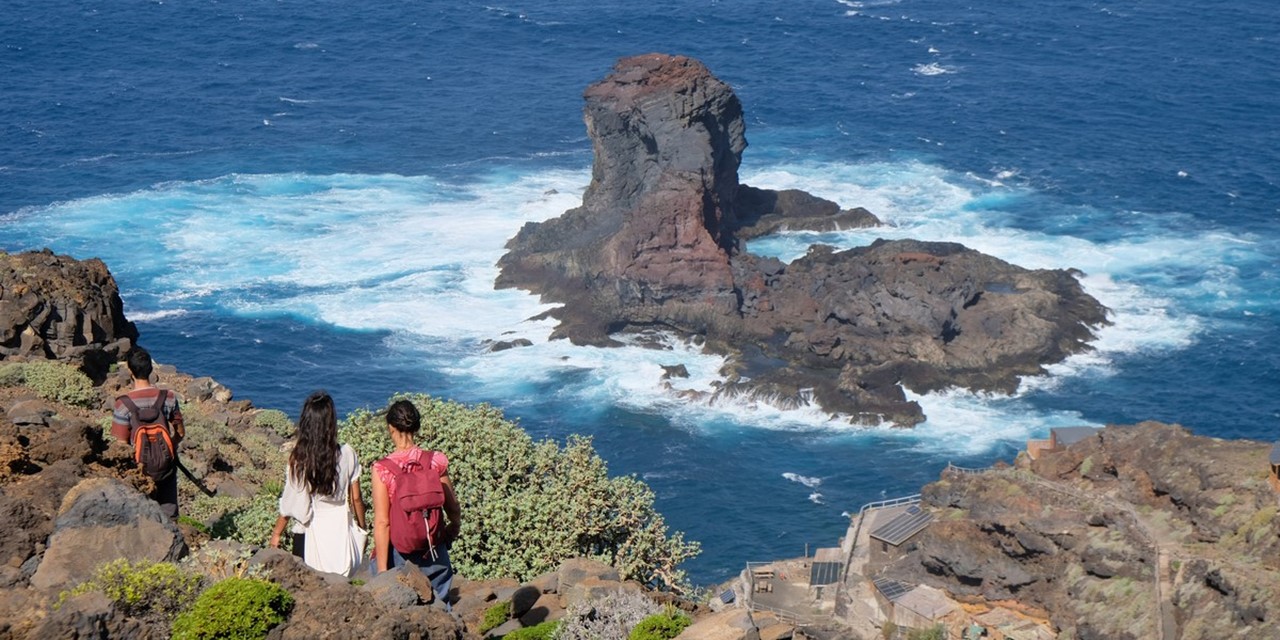 afbeelding van wandelaars aan de ruige kust van La Palma.
