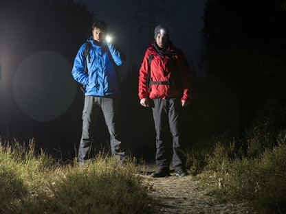 Twee personen in het donker met verlichting accessoires