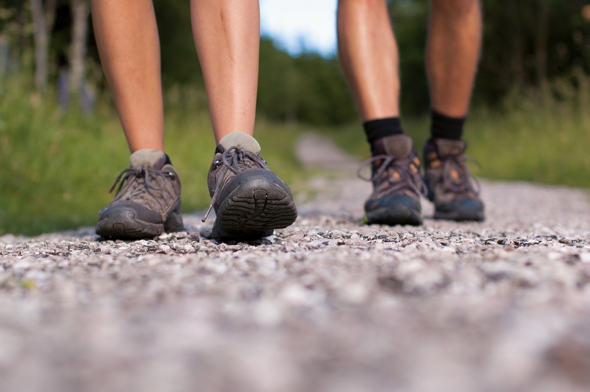Twee wandelaars tot de knie gefotografeerd